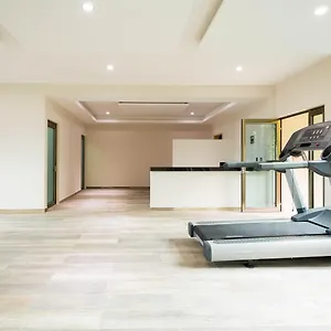 3* Hotel Palmarena & Residences - Long Comfort With Parking, Sauna, Gym & Pool - Steps From 5th Avenue